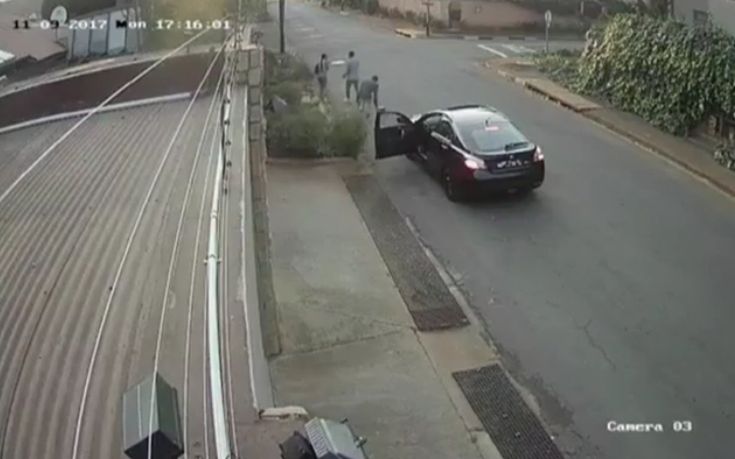 Προσπάθησαν να την κλέψουν αλλά το περιεχόμενο της τσάντας της έδωσε… υπερδυνάμεις