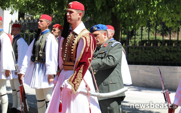 Τελευταίες πινελιές στους εύζωνες για την υποδοχή Μακρόν