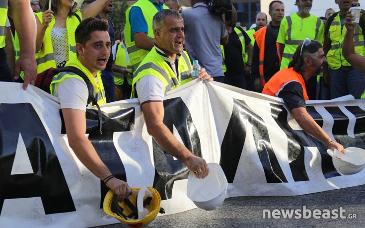 Έκλεισαν τη Μεσογείων στο υπουργείο Περιβάλλοντος οι διαδηλωτές μεταλλωρύχοι