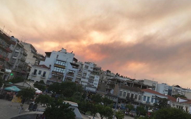 To πέπλο αφρικανικής σκόνης που σκέπασε τη Λαμία