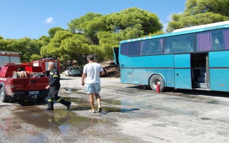 Πυρκαγιά σε λεωφορείο στην εθνική οδό έξω από τη Λάρισα