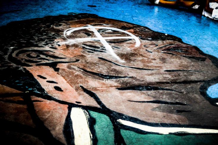 Σύμβολα της Χρυσής Αυγής στο γκράφιτι του Γιάννη Αντετοκούνμπο στα Σεπόλια