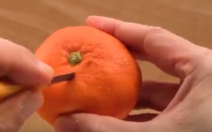 Από ένα ξεφλούδισμα μανταρινιών προκύπτει κάτι εντυπωσιακό