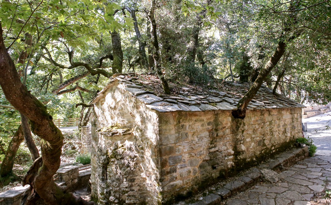 Το εκκλησάκι της Αρκαδίας με τα δέντρα στη στέγη