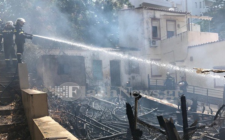 Αναστάτωση από πυρκαγιά ανάμεσα σε σπίτια στα Χανιά