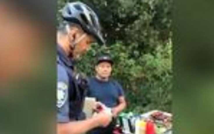 Αστυνομικός «αδειάζει» πλανόδιο πωλητή και ξεσπάει σάλος