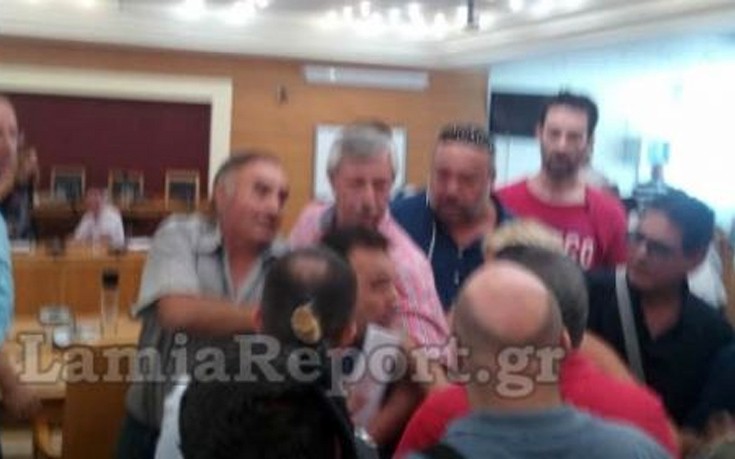 Ένταση και επεισόδια στο δημοτικό συμβούλιο της Λαμίας