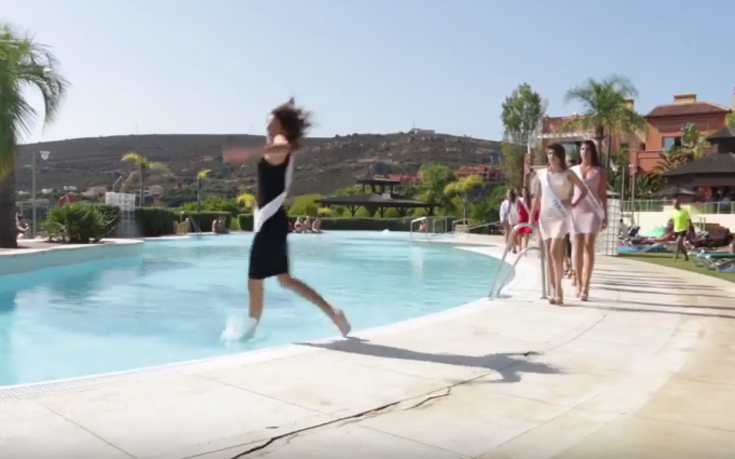 Έκανε πασαρέλα και κατέληξε στην πισίνα