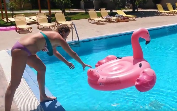 Φουσκωτό φλαμίνγκο εναντίον κοριτσιού