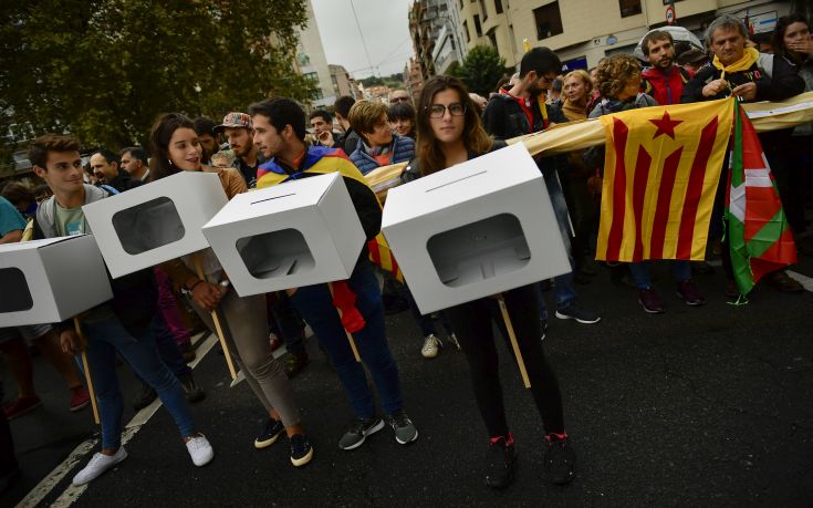 Η αστυνομία κλείνει εκλογικά τμήματα στη Καταλονία