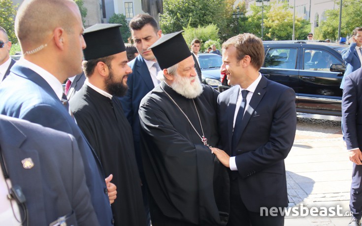 Η σύντομη συζήτηση του Μακρόν με τον πάτερ Θωμά στη Μητρόπολη