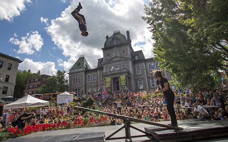 Ρεκόρ κωλοτούμπας πάνω σε τραμπάλα
