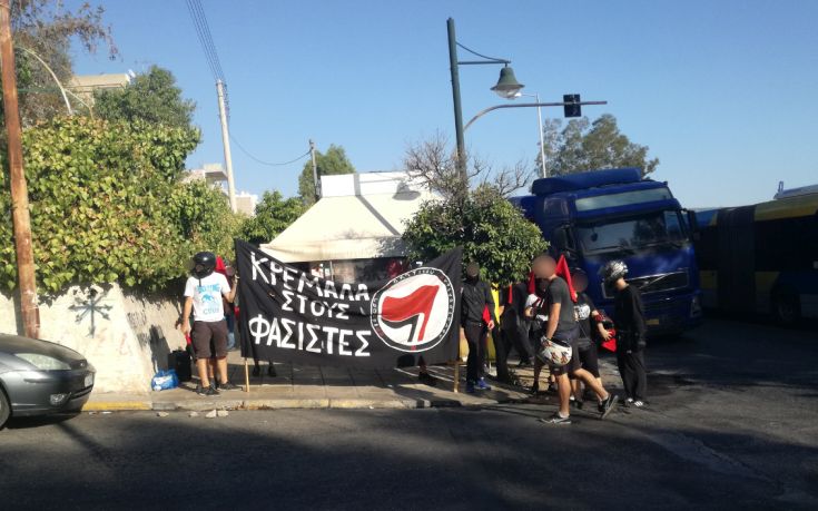 Επεισόδια σε αντιφασιστική διαδήλωση στο Πέραμα