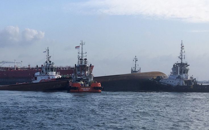 Ανασύρθηκαν οι σοροί δύο ναυτικών μετά τη σύγκρουση πλοίων στη Σιγκαπούρη