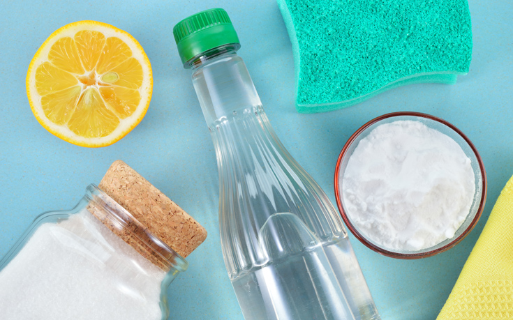 Τέσσερα φυσικά καθαριστικά που κρύβονται στην κουζίνα σου