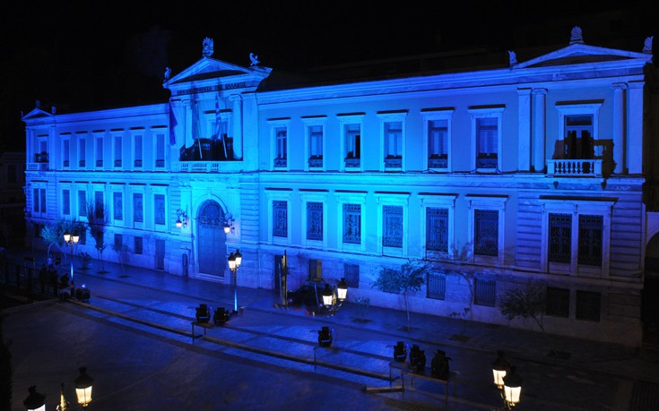 Το Κεντρικό Κατάστημα της Εθνικής Τράπεζας φωτίσθηκε με το μπλε χρώμα της Δημοκρατίας