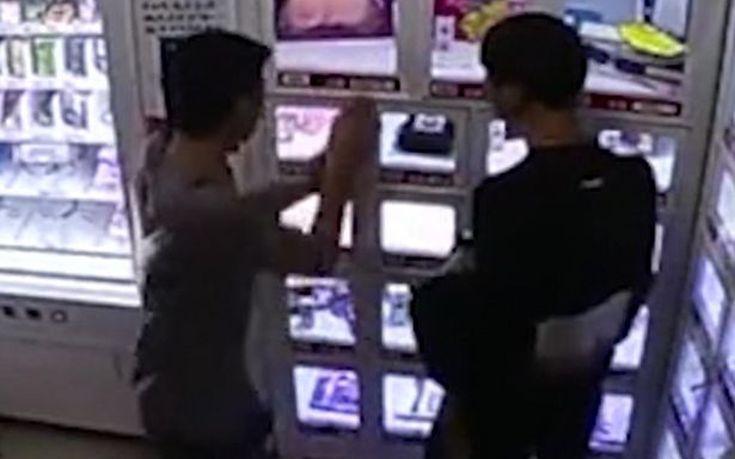 Πιτσιρικάδες διέρρηξαν sex shop για να πάρουν… μία κούκλα