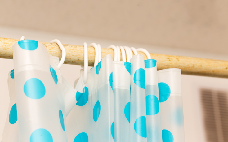 Ο σωστός τρόπος να καθαρίζετε την κουρτίνα του μπάνιου