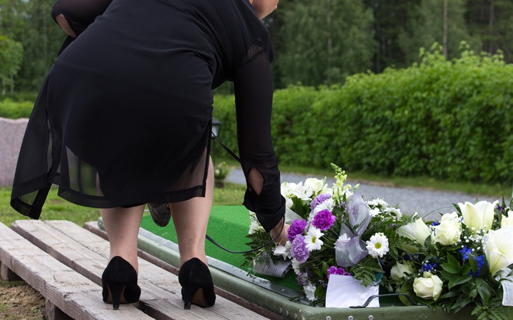 Γυναίκα πενθούσε για 14 χρόνια σε κάθε εύκαιρη κηδεία για να τρώει τζάμπα