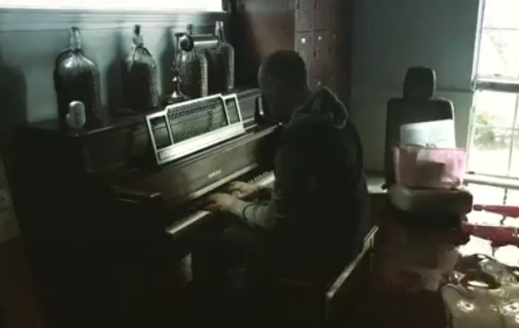 Μπήκε στο πλημμυρισμένο σπίτι του και άρχισε να παίζει πιάνο