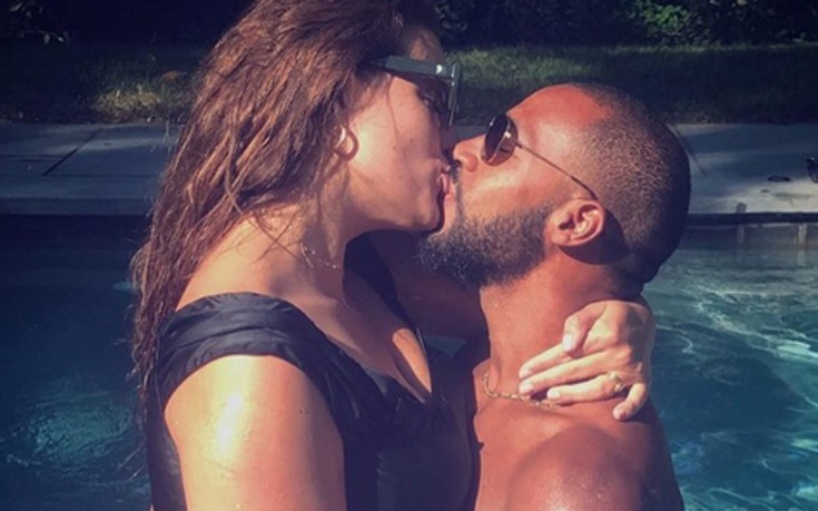 Η Ashley Graham φιλάει με πάθος τον σύζυγό της στην πισίνα