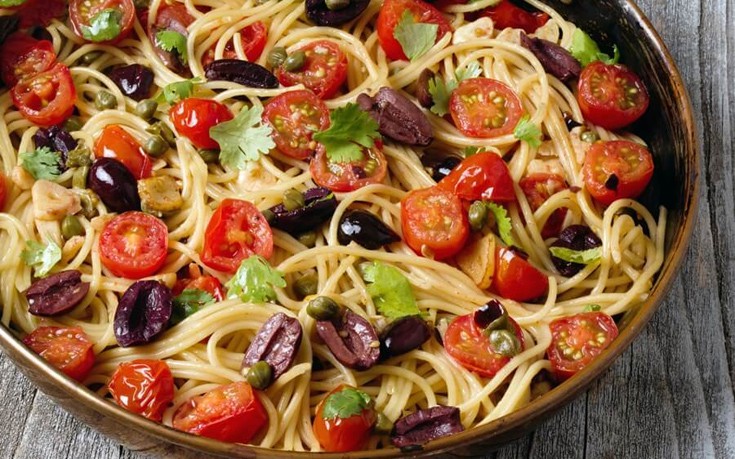 Spaghetti με αντζούγια, ελιές και ντοματίνια κονφί