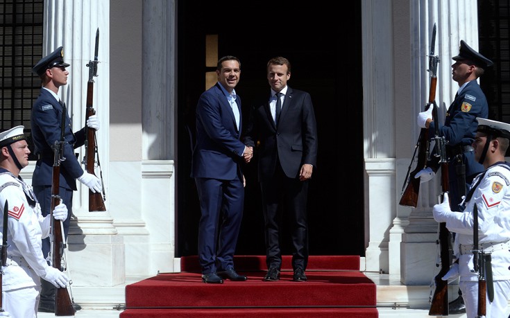 Ηandelsblatt: Κατάσταση win-win από την επίσκεψη Μακρόν στην Ελλάδα