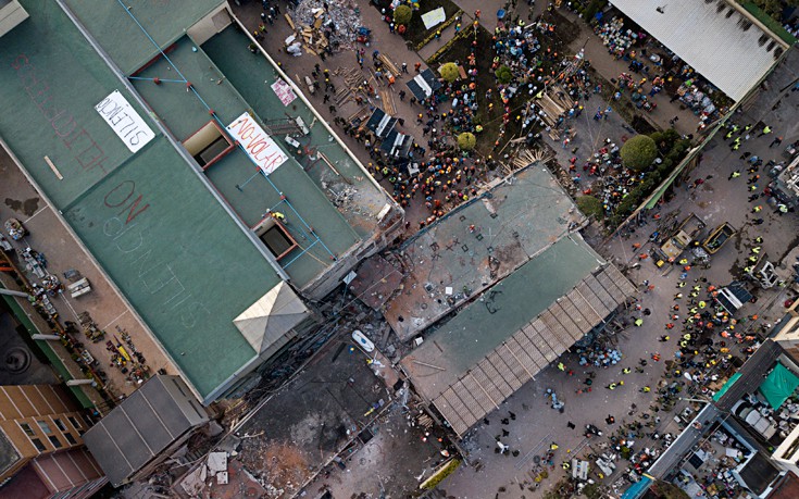 Αγωνιώδεις έρευνες για επιζώντες μετά τον φονικό σεισμό στο Μεξικό