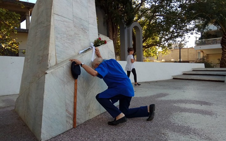 Γονατιστός τίμησε τους πεσόντες του Αγρινίου ο Μανώλης Γλέζος