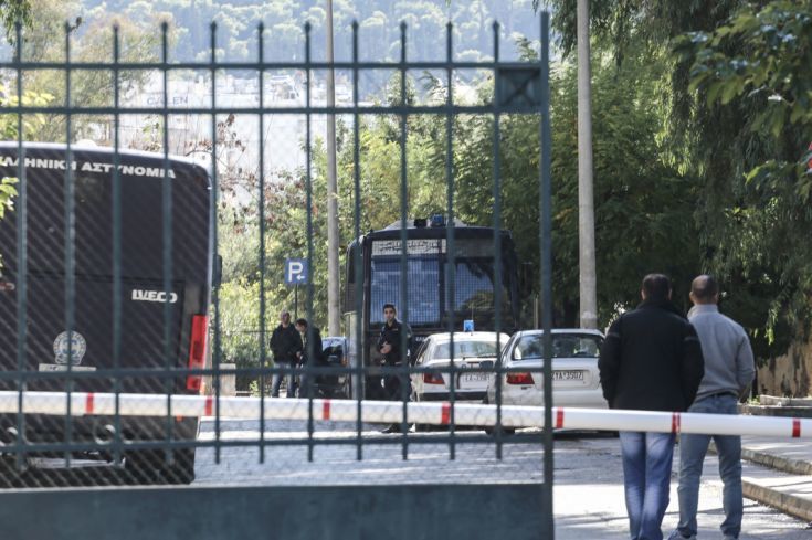 Ρομά απελευθέρωσαν κρατούμενο μέσα από τα χέρια αστυνομικών στην Ευελπίδων