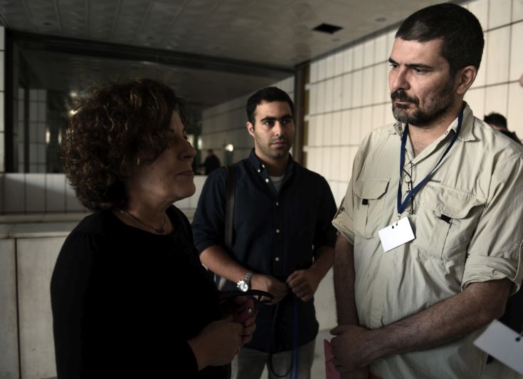 Ï óêéôóïãñÜöïò ÊÜñëïò Ëáôïýö óõíïìéëåß ìå ôçí ìçôÝñá ôïõ Ðáýëïõ Öýóóá, ÌÜãäá óôï ðåñéèþñéï ôçò äßêçò ôçò "×ñõóÞò ÁõãÞò" óôçí áßèïõóá ôïõ Åöåôåßïõ Áèçíþí ôçí ÄåõôÝñá 2 Ïêôùâñßïõ 2017. (EUROKINISSI/ÔÁÔÉÁÍÁ ÌÐÏËÁÑÇ) Ï óêéôóïãñÜöïò ÊÜñëïò Ëáôïýö óõíïìéëåß ìå ôçí ìçôÝñá ôïõ Ðáýëïõ Öýóóá, ÌÜãäá óôï ðåñéèþñéï ôçò äßêçò ôçò "×ñõóÞò ÁõãÞò" óôçí áßèïõóá ôïõ Åöåôåßïõ Áèçíþí ôçí ÄåõôÝñá 2 Ïêôùâñßïõ 2017. (EUROKINISSI/ÔÁÔÉÁÍÁ ÌÐÏËÁÑÇ)