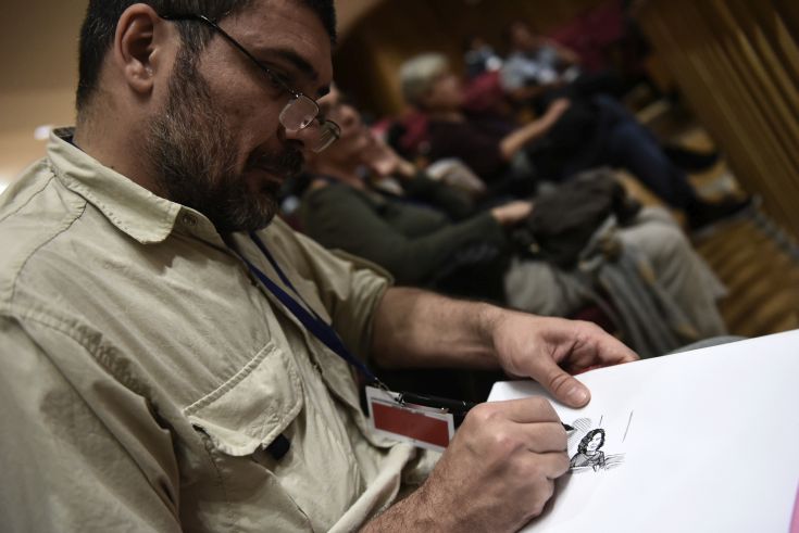 Ï óêéôóïãñÜöïò ÊÜñëïò Ëáôïýö óêéôóÜñåé ôçí äßêç ôçò "×ñõóÞò ÁõãÞò" óôçí áßèïõóá ôïõ Åöåôåßïõ Áèçíþí ôçí ÄåõôÝñá 2 Ïêôùâñßïõ 2017. (EUROKINISSI/ÔÁÔÉÁÍÁ ÌÐÏËÁÑÇ) Ï óêéôóïãñÜöïò ÊÜñëïò Ëáôïýö óêéôóÜñåé ôçí äßêç ôçò "×ñõóÞò ÁõãÞò" óôçí áßèïõóá ôïõ Åöåôåßïõ Áèçíþí ôçí ÄåõôÝñá 2 Ïêôùâñßïõ 2017. (EUROKINISSI/ÔÁÔÉÁÍÁ ÌÐÏËÁÑÇ)