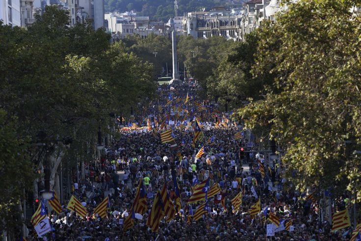 Σχεδόν μισό εκατομμύριο άνθρωποι στους δρόμους υπέρ της ανεξαρτησίας