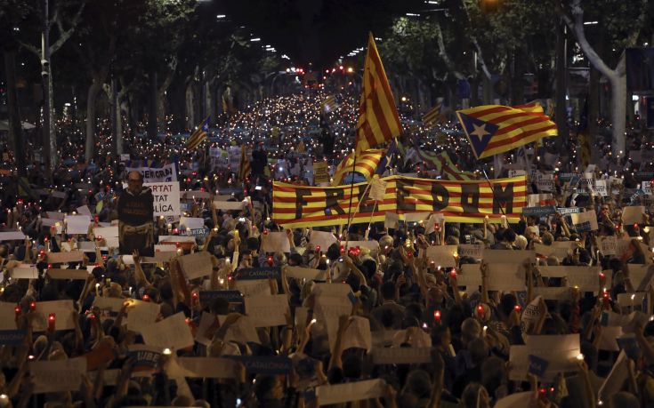 Εκατοντάδες χιλιάδες στους δρόμους της Βαρκελώνης για τη σύλληψη 2 αυτονομιστών ηγετών