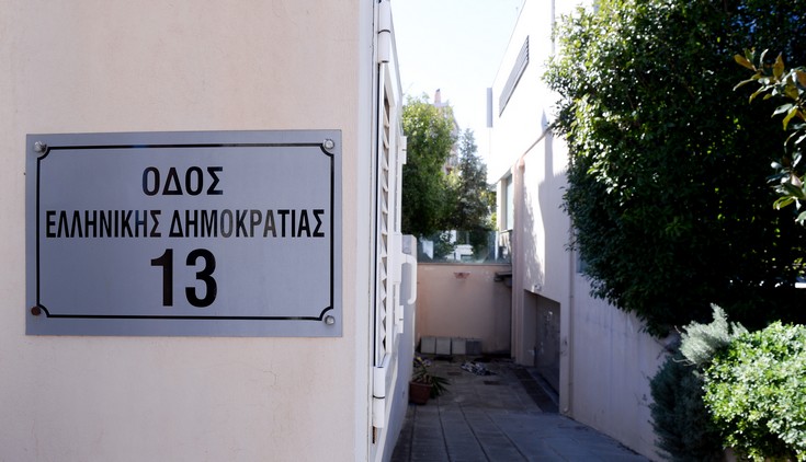 «Πήδηξε από το μπαλκόνι, αλλά η μάνα την εγκλώβισε στο γκαράζ και τη μαχαίρωσε»