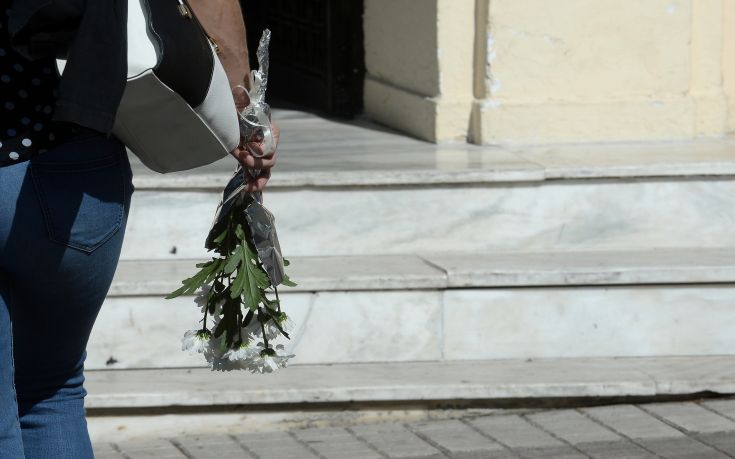 Σοκάρουν οι αποκαλύψεις της θείας της Δώρας για τον πατέρα της