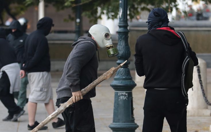 Ένταση στο Σύνταγμα με ακροδεξιούς: Ρόπαλα και χημικά, προπηλάκισαν περαστικούς στο μετρό