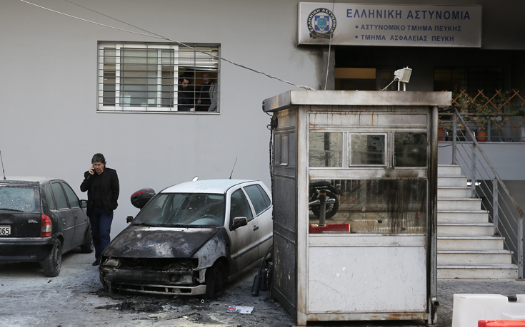 Φωτογραφίες από την επίθεση κουκουλοφόρων στο Α.Τ. Πεύκης