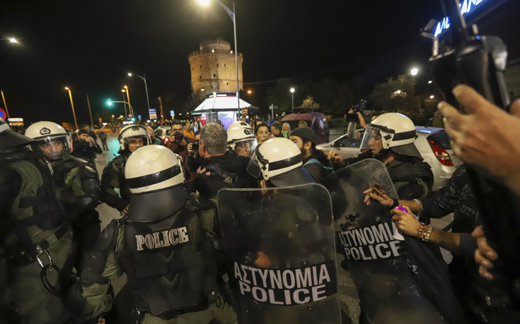 Τρεις συλλήψεις στα επεισόδια στο θέατρο Αριστοτέλειον στη Θεσσαλονίκη