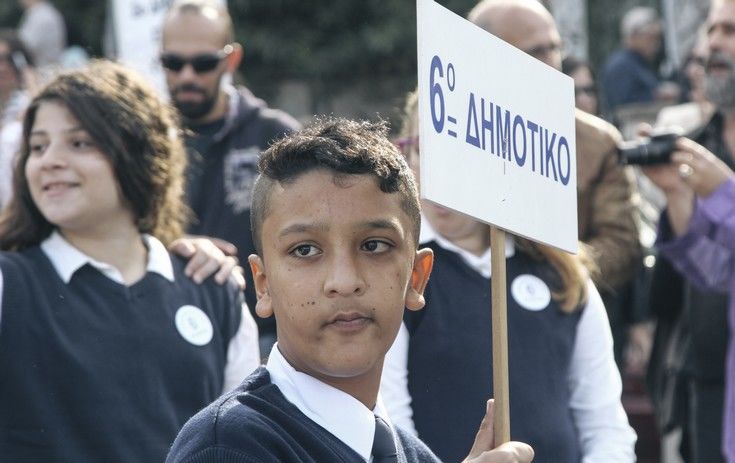 Μυστήριο πώς έχασε την ελληνική σημαία ο Αμίρ και βρέθηκε με την ταμπέλα του σχολείου