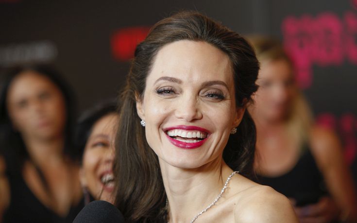 Η Angelina Jolie στην έρημο με άγρια ζώα