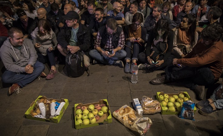 Οι Καταλανοί ψηφίζουν όπου βρουν&#8230;