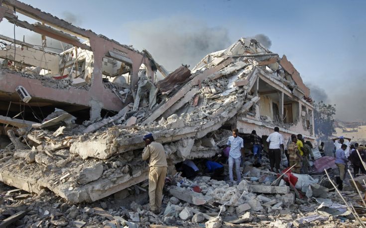 Τουλάχιστον 20 νεκροί από έκρηξη παγιδευμένου αυτοκινήτου στη Σομαλία