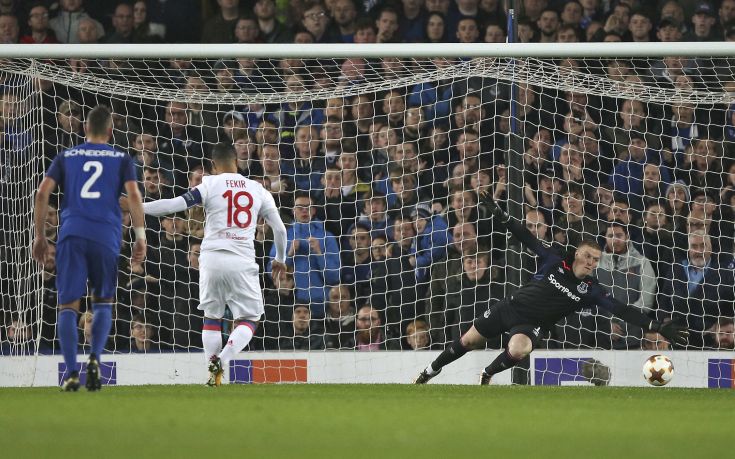 Lyon's Nabil Fekir scores a penalty against Everton goalkeeper Jordan Pickford during a Group E Europa League soccer match between Everton F.C. and Olympique Lyon at Goodison Park Stadium, Liverpool, England, Thursday Oct. 19, 2017. (AP Photo/Dave Thompson)