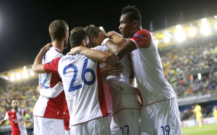 Slavia Prague's Tomas Necid second right celebrates with teammates his first goal against Villarreal during their UEFA Europa League group A soccer match between Villarreal and Slavia Praha at the Ceramica stadium in Villarreal, Spain, Thursday, Oct. 19, 2017.(AP Photo/Alberto Saiz)