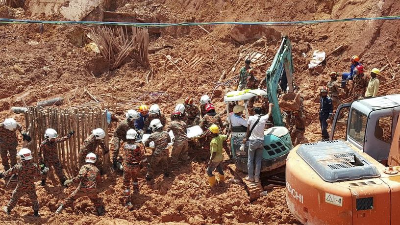 Έντεκα νεκροί εργάτες σε κατολίσθηση στη Μαλαισία