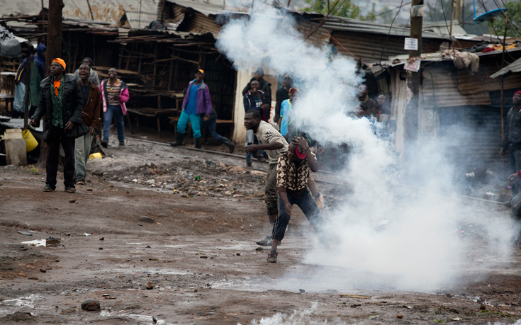 Εκλογές με πυροβολισμούς και δακρυγόνα στην Κένυα