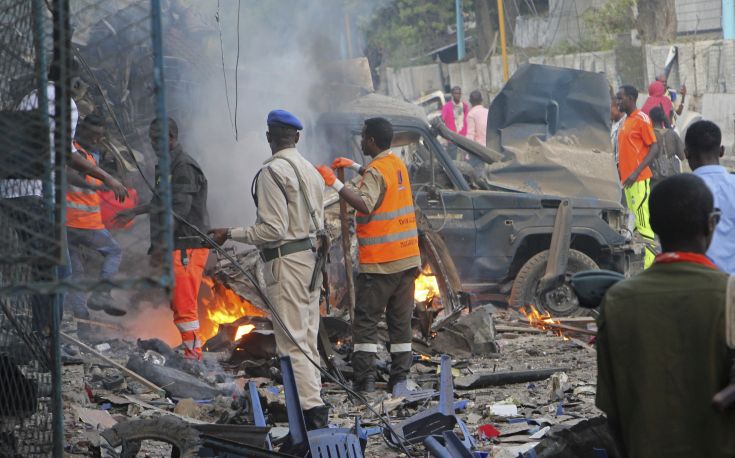 Βομβιστές αυτοκτονίας έσπειραν τον θάνατο στη Σομαλία