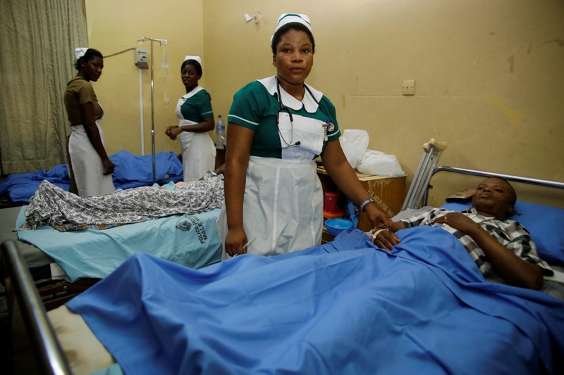 Εκτεθειμένοι στον κορονοϊό δίνουν τη μάχη κατά της πανδημίας γιατροί και νοσηλευτές στη Γκάνα