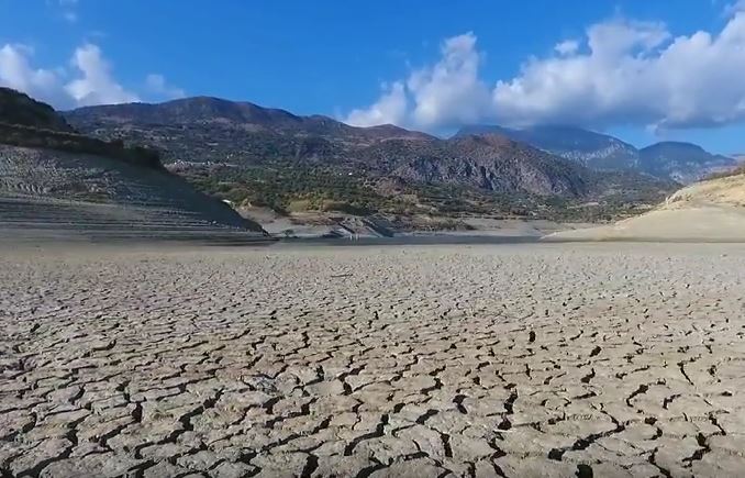 Στέγνωσε το φράγμα της Κρήτης και θυμίζει αφρικανική έρημο